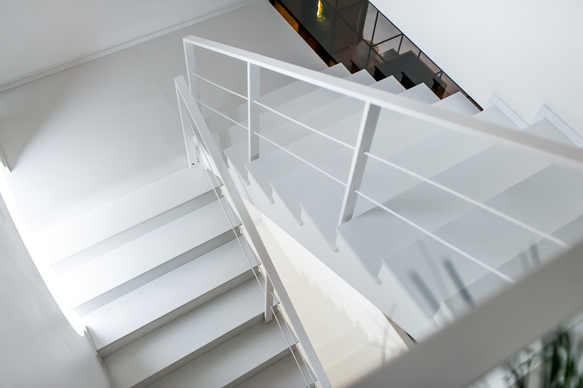 Stopnie schodów wewnętrznych z kamienia kwarcowego na wymiar2